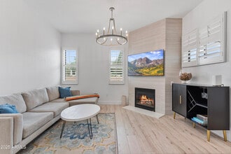 Building Photo - 7027 N Scottsdale Rd