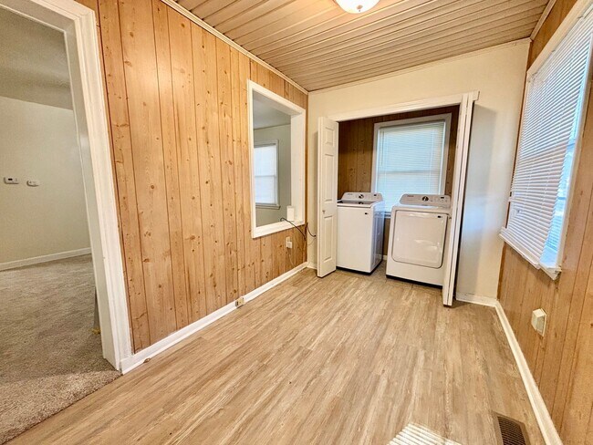 Foto del edificio - Cozy Home with Private Backyard & Detached...
