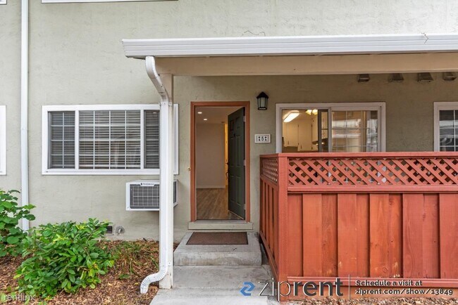 Building Photo - 2 br, 1.5 bath Townhome - 680 Fargo Ave, S...