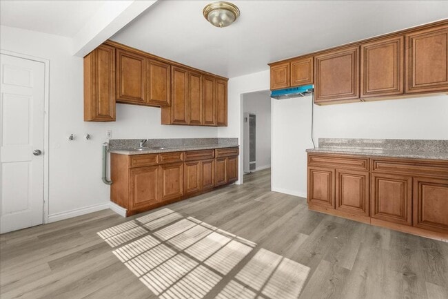 Building Photo - Single Story 4 Bedroom Home with Yard and Detached Garage in Montclair