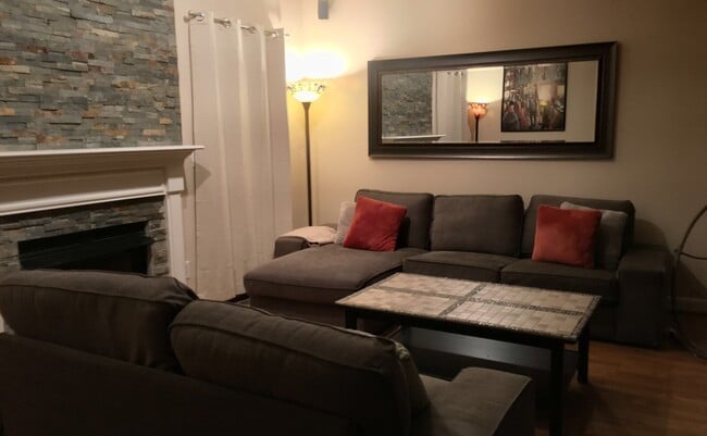 Living room - 1004 Austin Ct