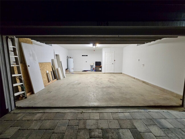 Building Photo - 1074 SW Jennifer Terrace