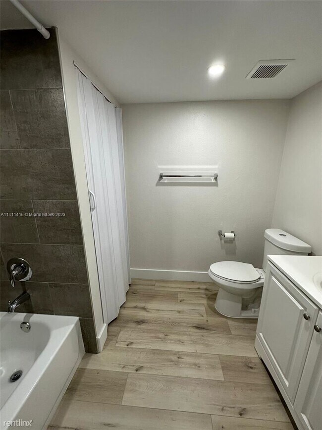 Foto del edificio - 2 br, 2 bath Condo - 4630 NW 97th Pl