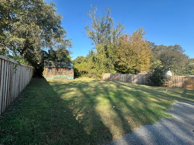 Patio trasero - amplio cobertizo para almacenamiento. - 5623 Meadowcrest Ln