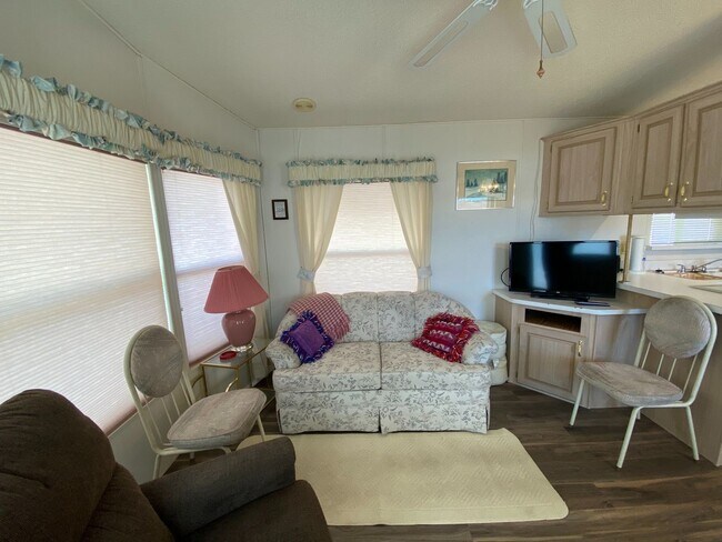 Foto del edificio - 55+ Park Town Home!