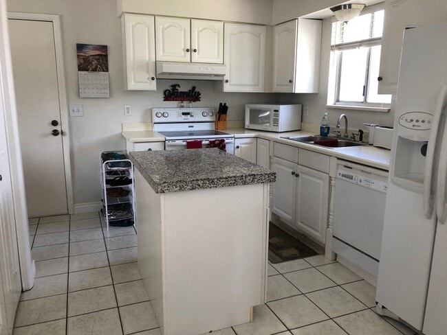 Building Photo - 15 E 600 S