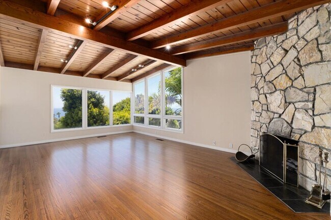 Building Photo - Ocean views from every room!