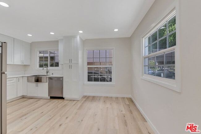 Building Photo - 853 S Bedford St