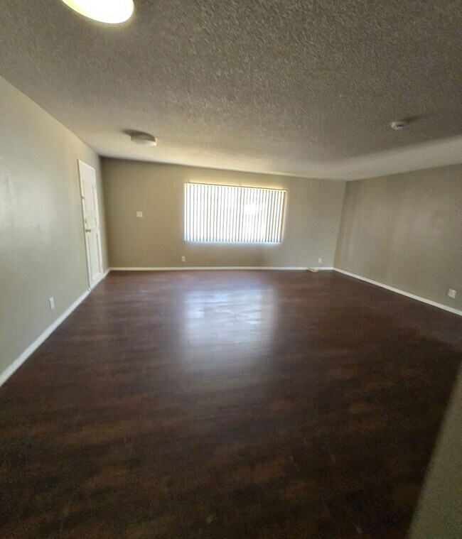Building Photo - Don't Let This One Slip Away! 3 Bedroom 2 Bathroom Home!