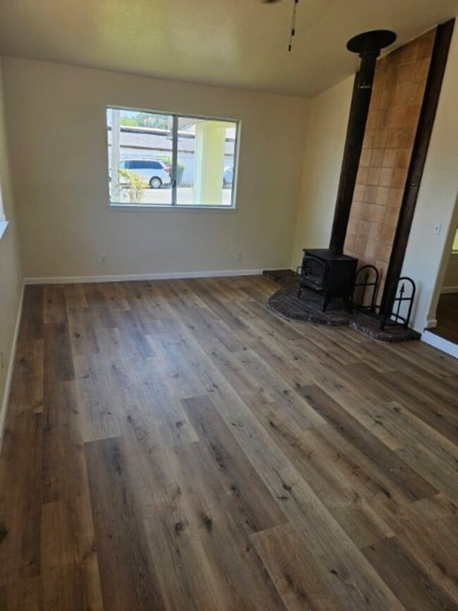 Building Photo - LAkeport Available NOW!