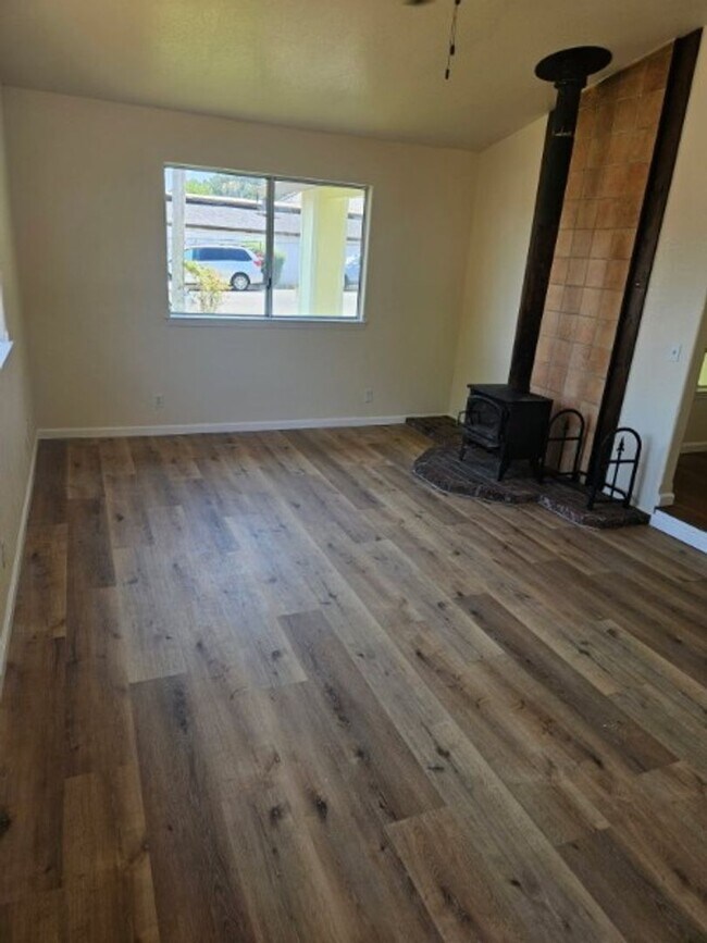Foto del edificio - LAkeport Available NOW!