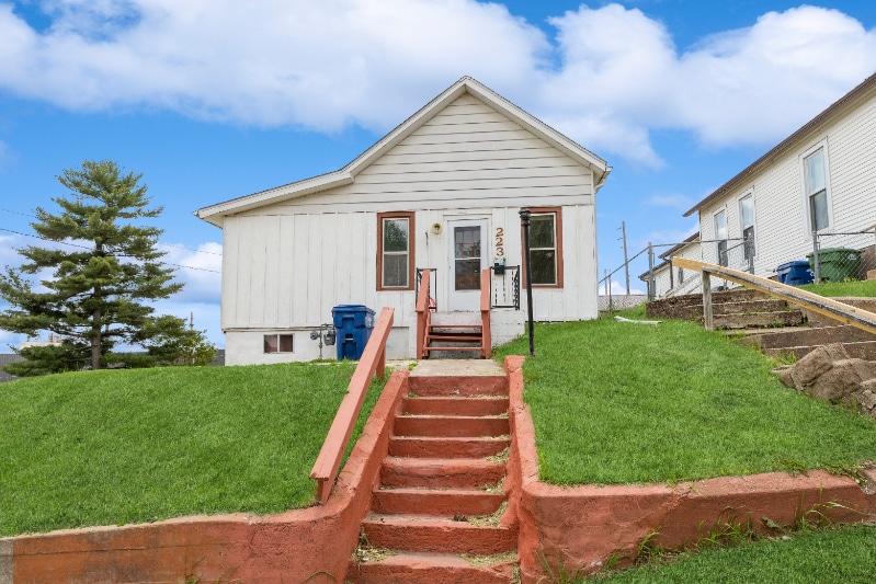 Primary Photo - 223 16th Pl