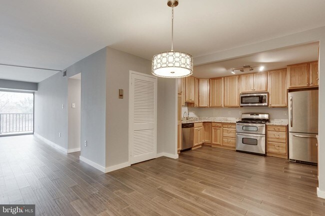 Building Photo - 1300 Army Navy Dr