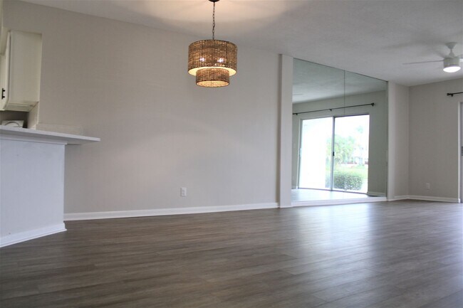 Building Photo - Unfurnished Annual Updated Ground Level 2/2 split plan Condo-Vista Verde East (Isla Del Sol)