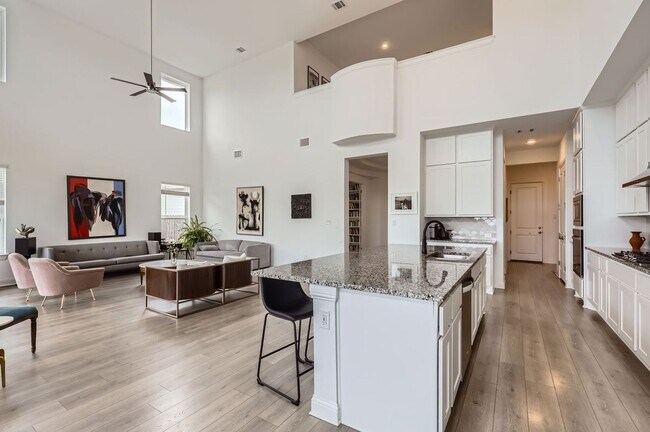 Building Photo - 542 Round Vly Trl