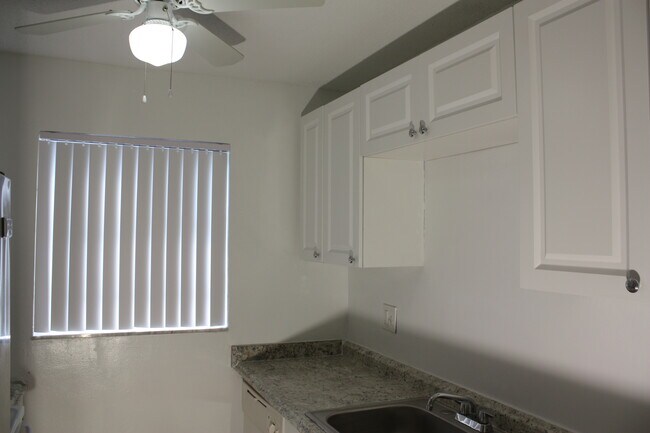Building Photo - 374 Sunshine Dr