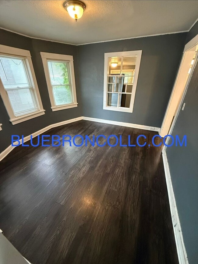 Building Photo - Newly renovated Cute 2 bedroom 1 bathroom home.