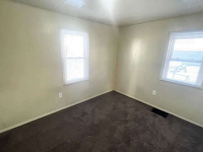 Foto del edificio - 4 Bedrooms garage/workshop combo (has electricity)