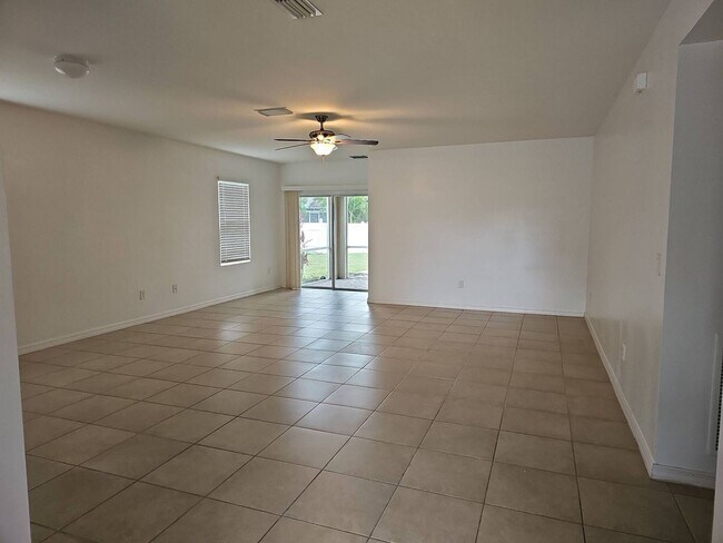 Foto del edificio - Nice 3 bed 2 bath 2 car garage single family home in Cape Coral with lawn care included.