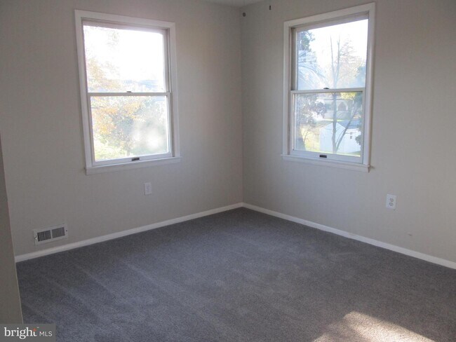 Building Photo - 332 Bailey Ave