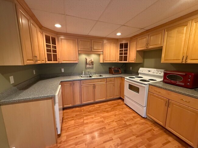 Foto del edificio - 36 Rock Brook Rd