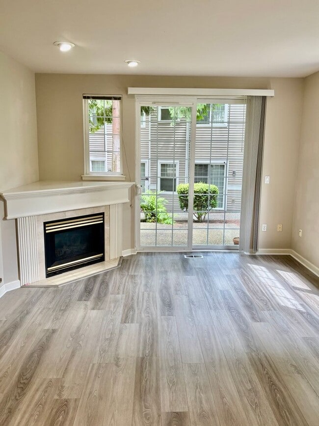 Building Photo - 2 Bed / 2 Bath Bellevue Condo $2,595/mo