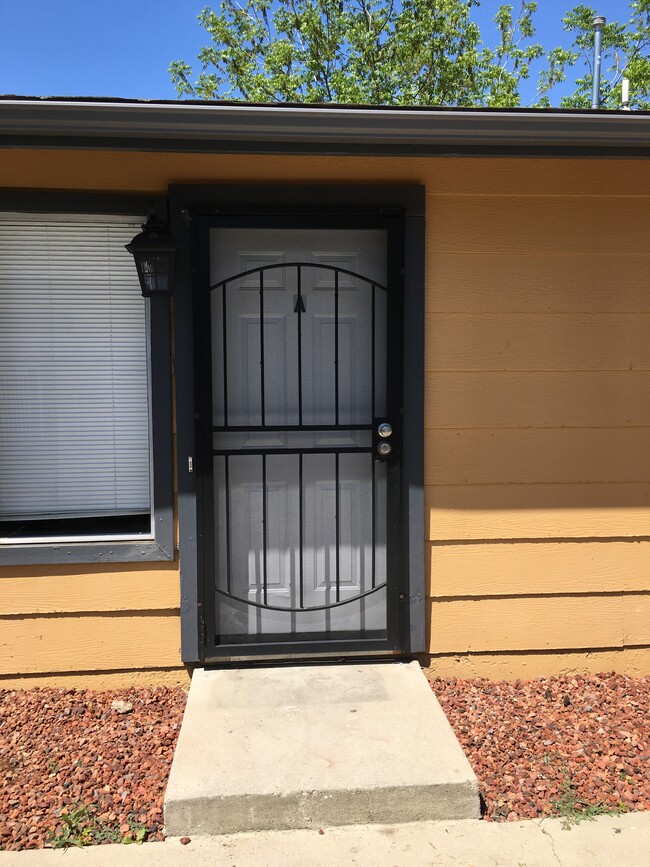 Building Photo - 624 N Encina St