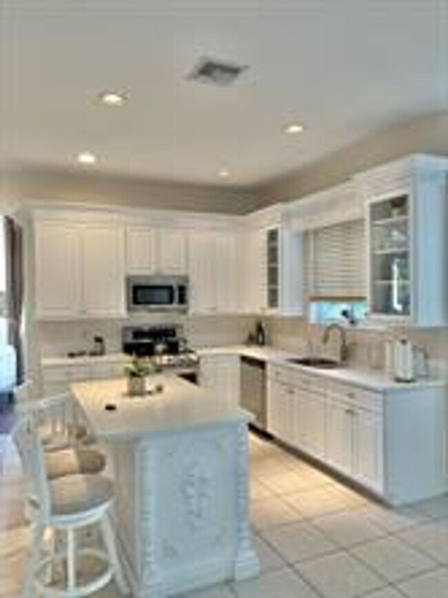 Building Photo - Furnished Rental 5 bedroom 3 bathroom in P...