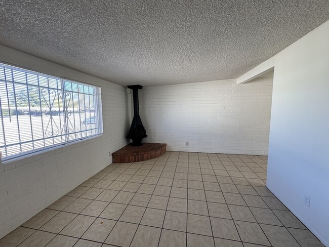 Building Photo - Introducing a charming 2 bedroom, 1 bathro...