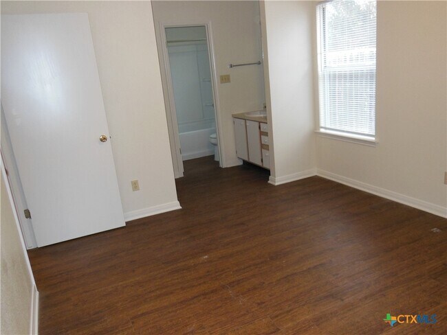 Foto del edificio - 604 Frostwood Dr