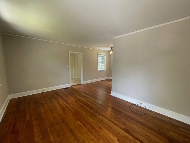 Building Photo - 2 Bedroom 1 Bath Bungalow in Rosewood