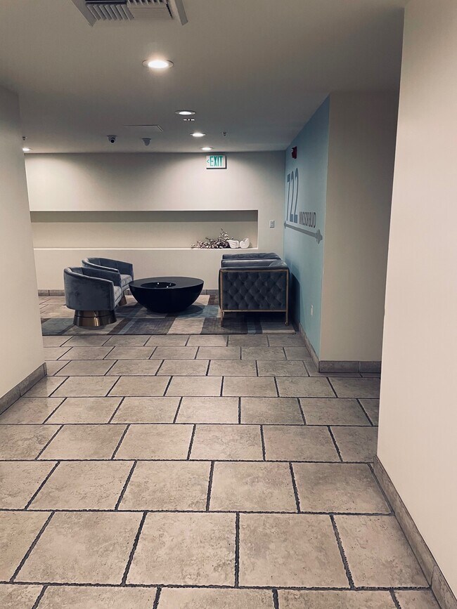 Building Photo - 722 S Windsor Blvd