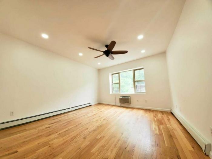 Foto principal - 3 bedroom in Bronx NY 10471