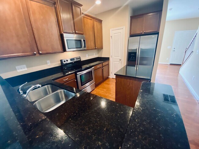 Building Photo - 2Bed/2.5 Bath Stunning End Unit Townhome i...