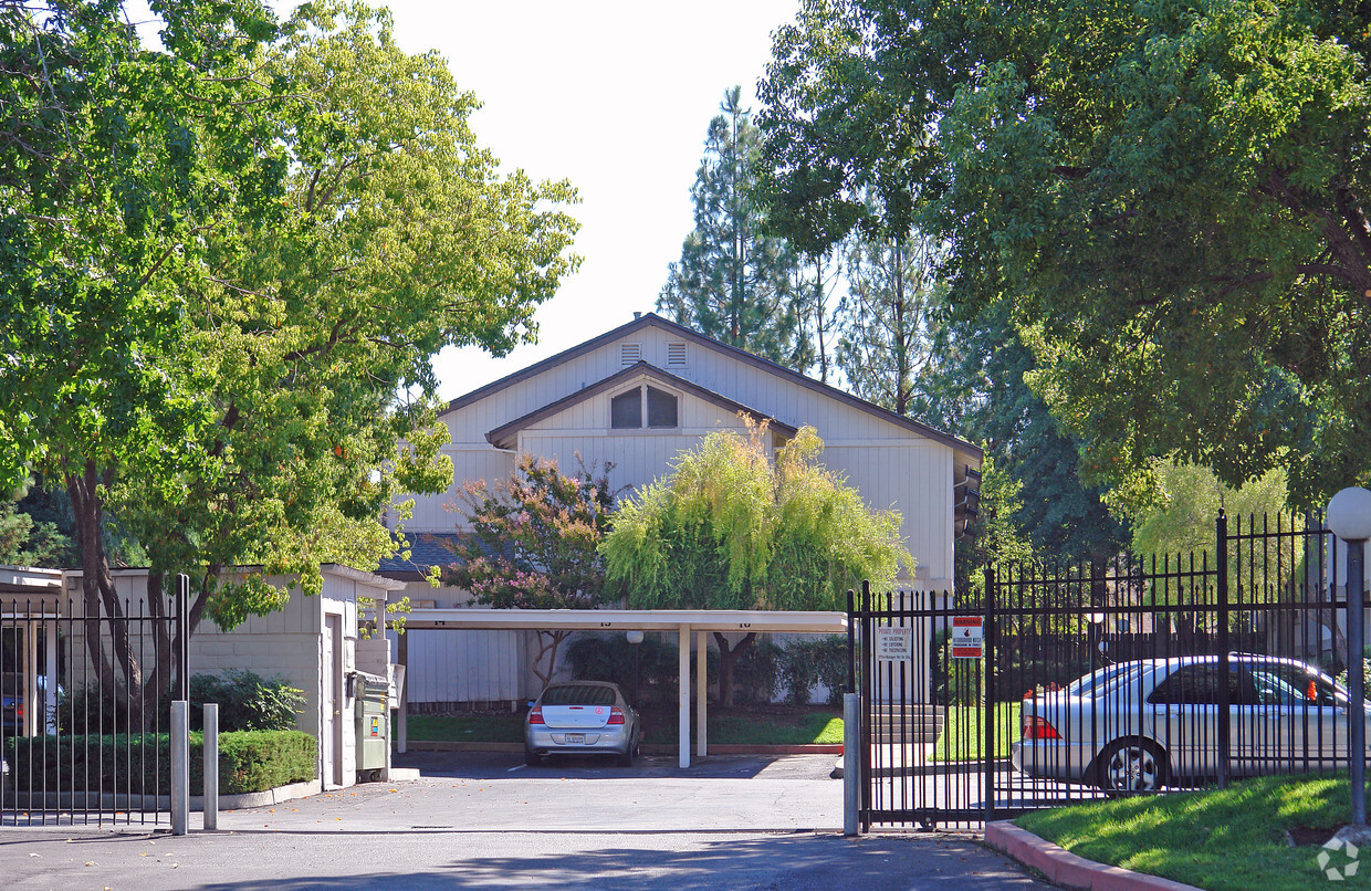 Building Photo - College Oak Townhomes