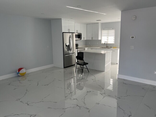 Foto del edificio - "Charming 2-Bed Retreat Waterfront W/Pool ...