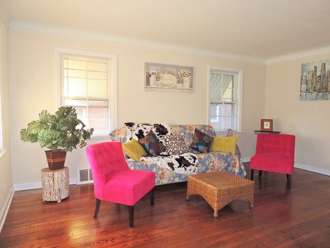 Building Photo - 3 Bedroom - 1.5 Bathroom Home for Rent!