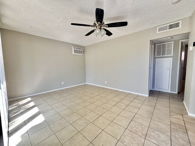 Foto del edificio - Updated Upstairs 2 Bed | 1 Bath Apartment Near the Las Vegas Strip