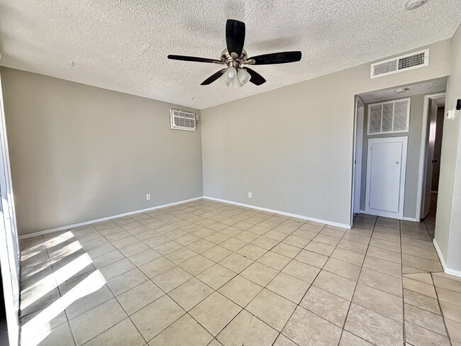 Building Photo - Updated Upstairs 2 Bed | 1 Bath Apartment Near the Las Vegas Strip