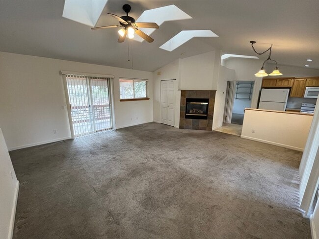 Building Photo - Spacious 1 Bed/1 Bath with Attached Garage - NW Bend