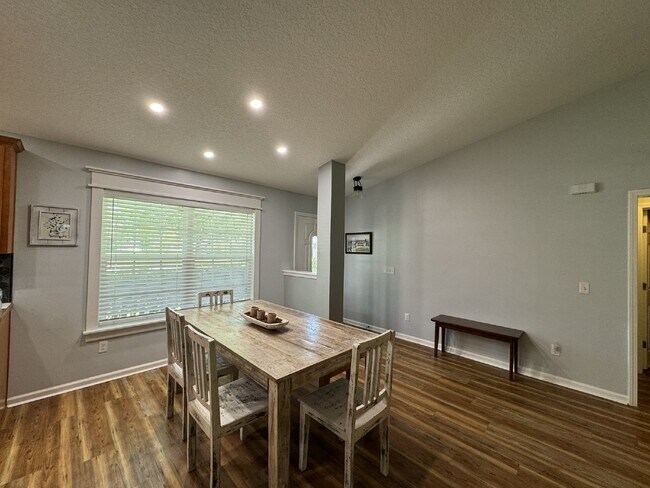 Foto del edificio - Large Property - No HOA!! - Just outside o...