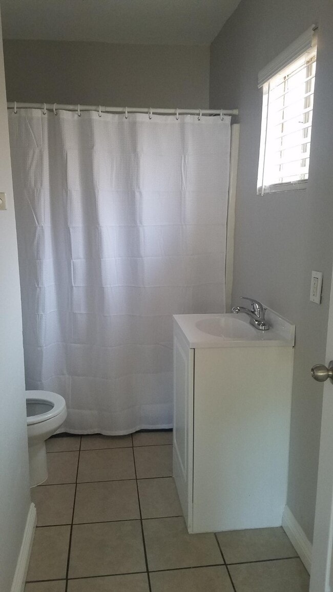 Baño - 5922 S San Pedro St