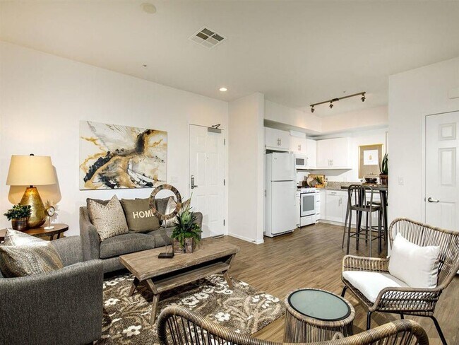 Cocina de concepto abierto con refrigerador blanco y horno de microondas - Stone Creek