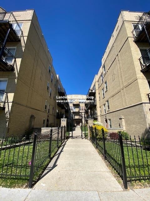 Foto principal - 4018 N Albany Ave