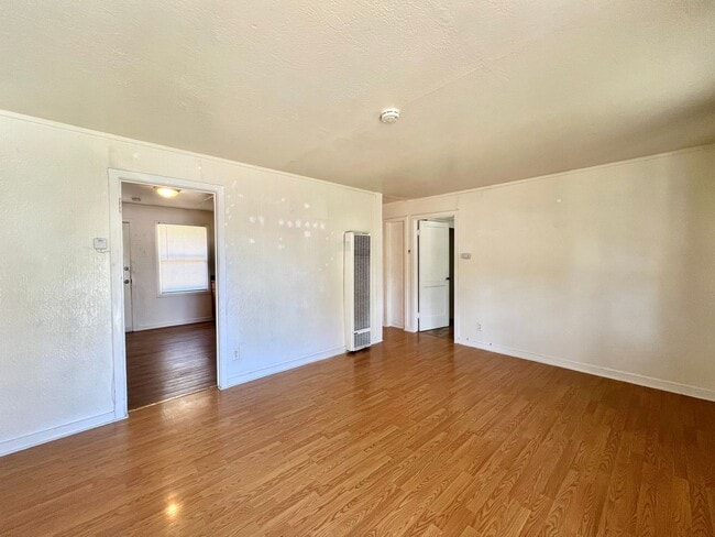 Building Photo - 2 Bedroom Home with Spacious Backyard