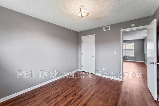 Foto del edificio - 8533 N Main St