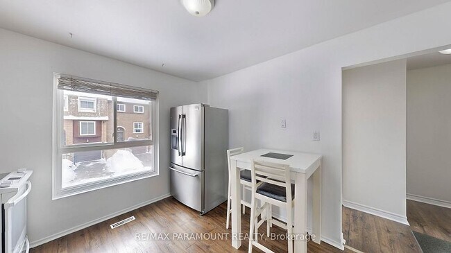 Photo du bâtiment - 7-443 Manse Rd