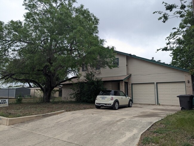 Building Photo - 2422 Ravina St