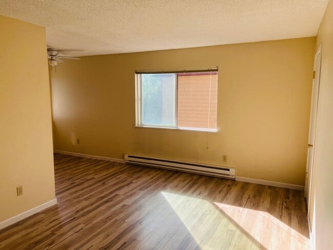 Building Photo - 2Bed/1Bath Second Floor Apartment in Brooklyn Neighborhood