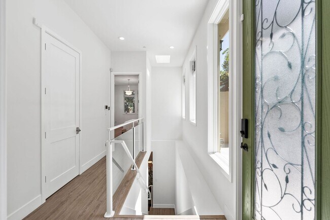 Foto del edificio - Modern Claremont Hills Home with Spectacular Tiered Yard